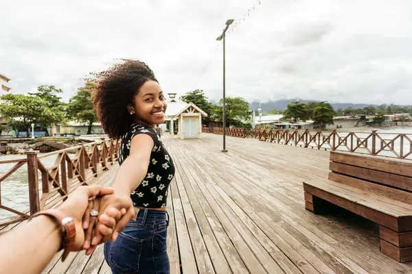 La Ceiba, Honduras 'ta yürürken eşinin elini tutan genç bir kadın..