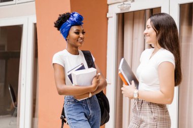 Dersten sonra iki kız öğrenci..