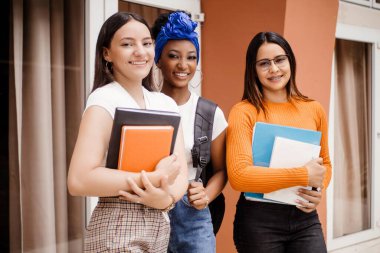 Çeşitli üç kız öğrenci grubu..