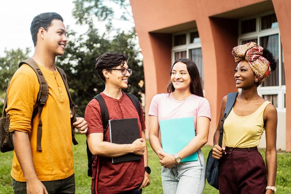 Kampüs üniversitesinde melez bir grup öğrenci.