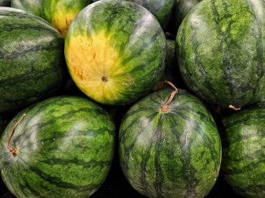 Süpermarkette dizilmiş yeşil karpuz yığını