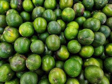 Süpermarkette düzenlenmiş taze limon yığını