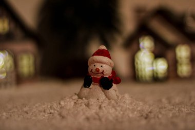 Noel arkaplanındaki oyuncu kardan adam. Boşluk konseptini kopyala