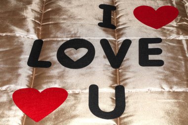 Yataktaki mektuplarına bayılıyorum. Sevgililer Günü konsepti