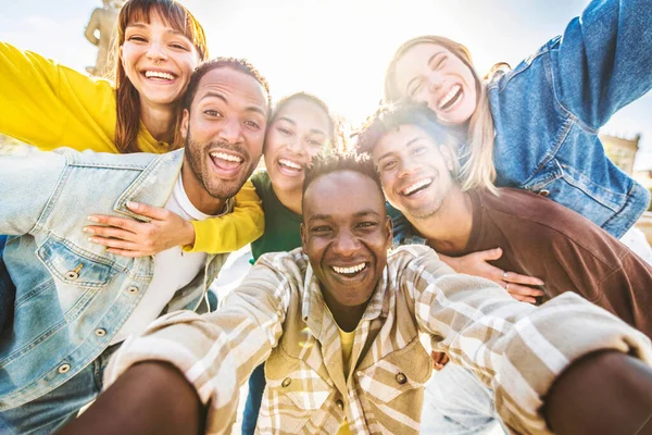 Multiculturele Vrienden Maken Selfie Foto Buiten — Stockfoto