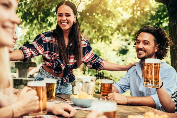 Jóvenes Hablando Riendo Juntos Cervecería Pub Garden — Foto de Stock