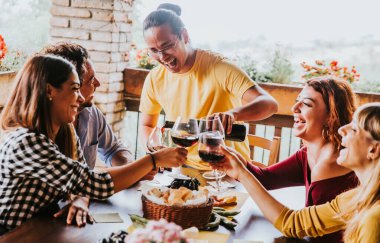 Mutlu arkadaşlar şarap barında mutlu saatler geçiriyorlar.