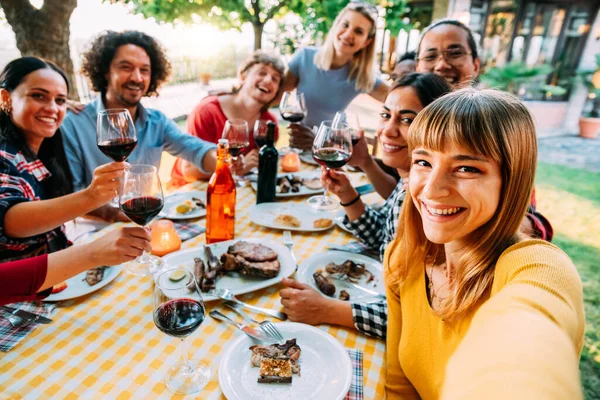 Multiracial Young People Eating Food Having Fun Barbecue Backyard Home — Stock Photo, Image