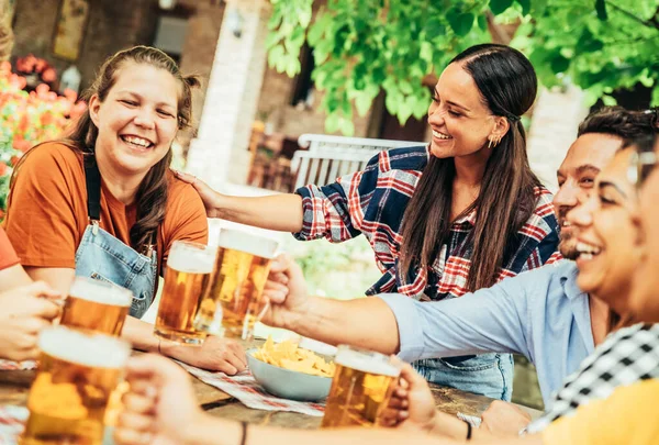 Jóvenes Sentados Mesa Del Bar Comiendo Aperitivos Bebiendo Alcohol Juntos — Foto de Stock