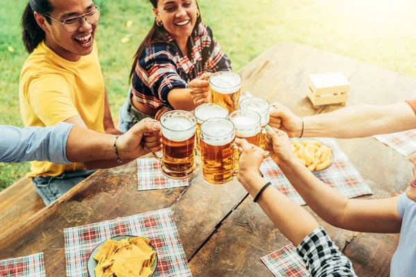 Unga Människor Som Har Roligt Jublande Glasögon Tillsammans Bryggeri Pub — Stockfoto