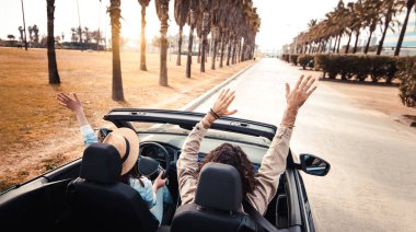 Arkadaşlar tatilde Cabrio Auto kiralarlar