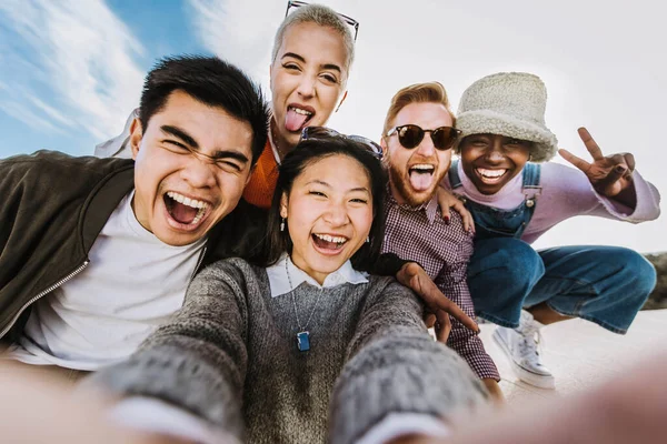 Smíšené Rasy Teenageři Baví Užívat Letní Den Spolu Skupina Mileniálních — Stock fotografie