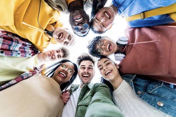 Internationale Teamwork Studenten Knuffelen Samen Begrip Menselijk Potentieel Jeugdcultuur — Stockfoto