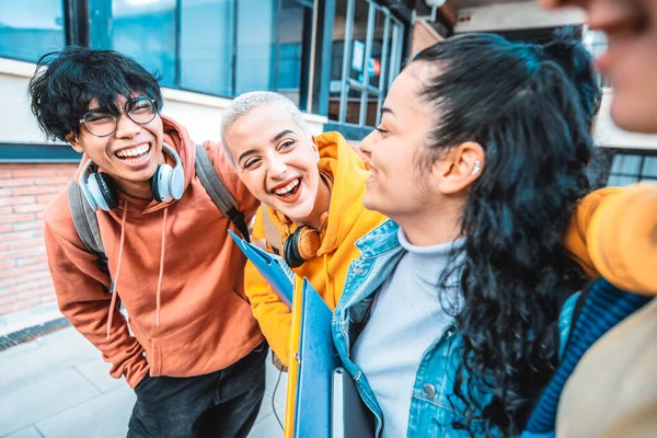 Multiraciale Studenten Hebben Plezier Samen Zitten Buiten School Levensstijl Studiebeurs — Stockfoto