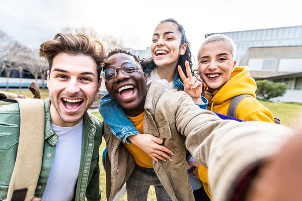 Wielokulturowi Studenci Robiący Selfie Kampusie Uniwersyteckim Powrót Koncepcji Szkoły — Zdjęcie stockowe
