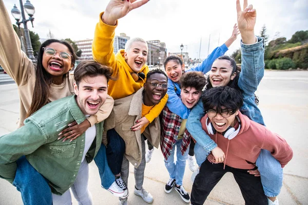 Millenial Vrienden Hebben Plezier Samen Stad Straat Multiculturele Studenten Lopen — Stockfoto