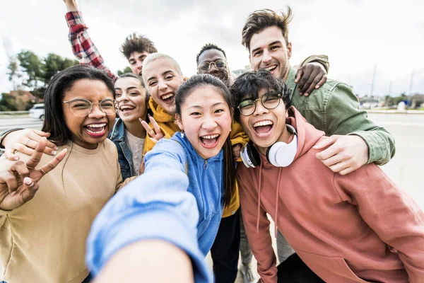 Laughing Young People Standing Outdoor Having Fun Cheerful Students Portrait — Stock Photo, Image