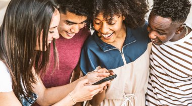 Üniversite kampüsünde akıllı telefonları izleyen çeşitli üniversite öğrencileri. Milenyum halkı şehir sokaklarında eğleniyor.