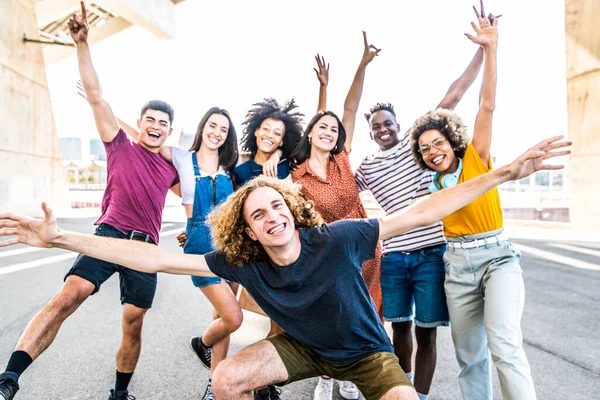Millenial Vrienden Hebben Plezier Samen Stad Straat Multiculturele Studenten Lopen — Stockfoto