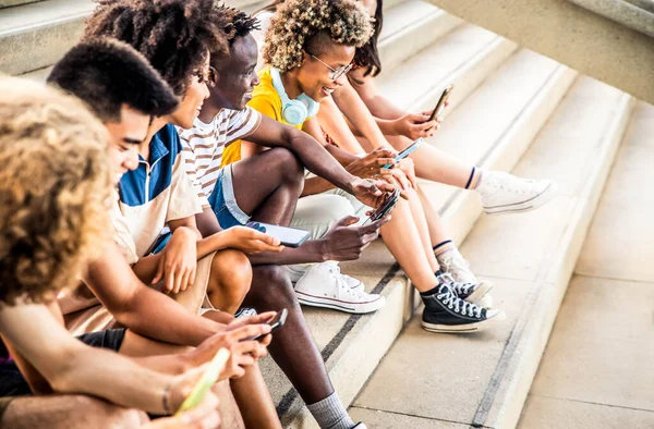 スマートフォンのデバイスを一緒に使用して若者のグループ 流行技術と若者文化の概念 — ストック写真