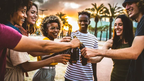 Jovens Beber Álcool Juntos Conceito Celebração Felicidade — Fotografia de Stock