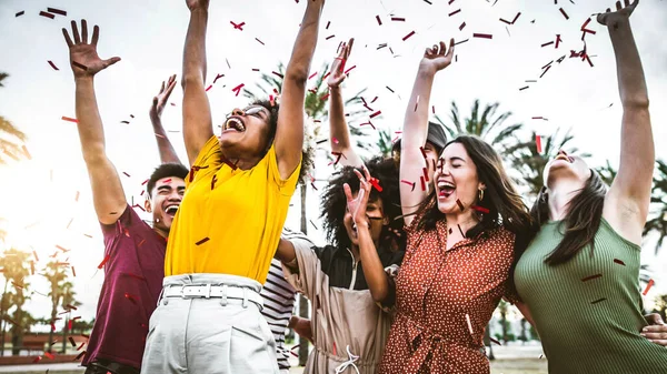 大声で屋外でお祝いと笑いを楽しんでいる多文化の若い学生 夏のコンセプト — ストック写真