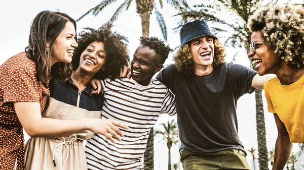 若者のグループは 街の通りを歩いて大声で笑っている 友情と若者のライフスタイルのコンセプト — ストック写真