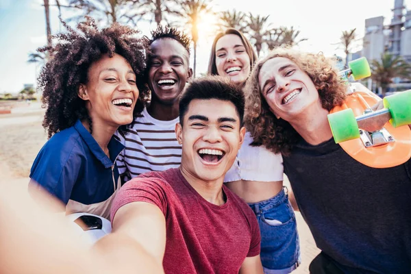 Jovens Divertirem Num Dia Ensolarado Conceito Juventude Amizade Férias Verão — Fotografia de Stock