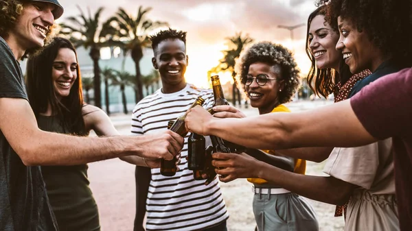 外で一緒にビールボトルを試飲する幸せな多人種の友人 若者のライフスタイルのコンセプト — ストック写真