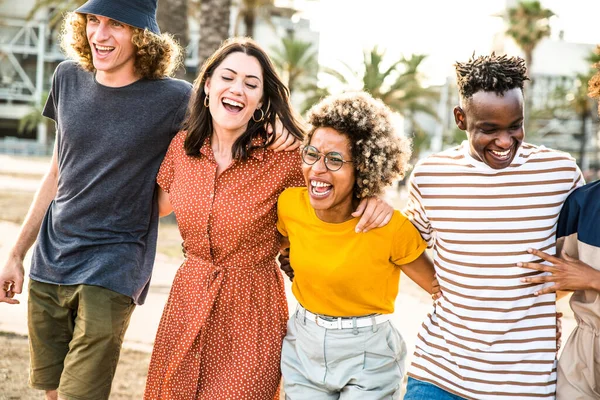 若い幸せな人々が一緒に笑っている 多様な文化学生が外で祝う肖像画 コミュニティ 大学の概念 — ストック写真