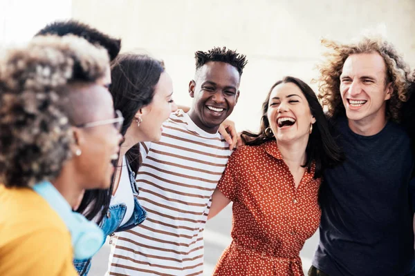 若い幸せな人々が一緒に笑っている 外で祝う多様な文化学生の肖像 — ストック写真