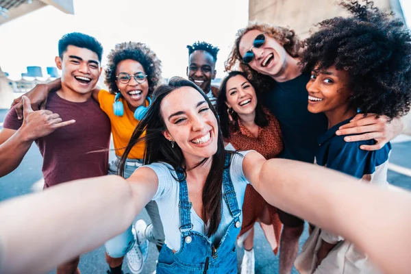 Multiracial Young People Celebrating Laughing Together Outdoors Happy Lifestyle Concept — Stock Photo, Image