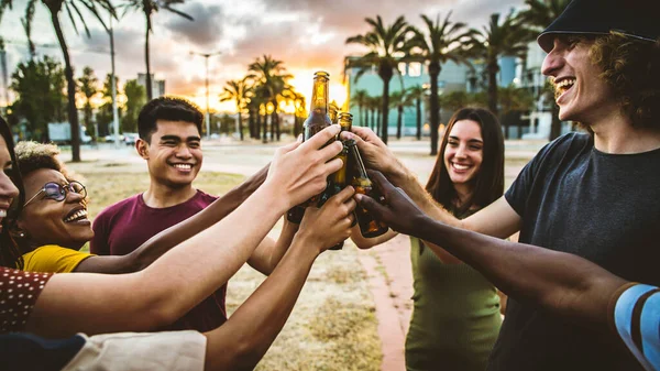 若い人たちが酒を飲みながらぶらついている お祝いと幸せのコンセプト — ストック写真