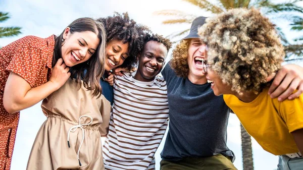 在阳光灿烂的日子里 多种族的年轻人大声大笑 人力资源 青年生活方式和暑假概念 — 图库照片