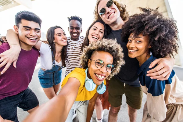 屋外で一緒に笑って祝う多人種の若者たち 幸せなライフスタイルのコンセプト — ストック写真