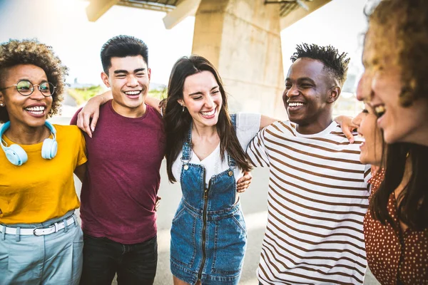 若い幸せな人々が一緒に笑っている 多様な文化学生が外で祝う肖像画 コミュニティ 大学の概念 — ストック写真