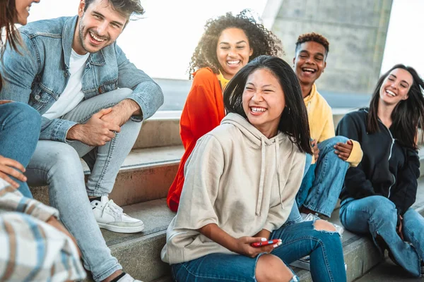 Multiculturele Studenten Zitten Campus Vriendschap Concept Met Jongens Meisjes Praten — Stockfoto