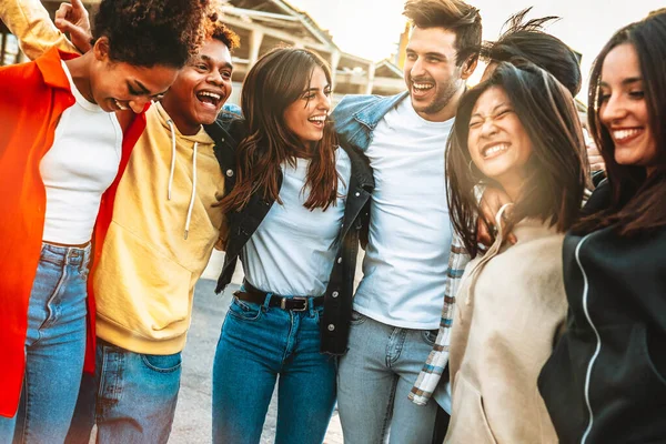 Een Groep Universiteitsstudenten Die Plezier Hebben Campus Vriendschapsconcept Met Jongens — Stockfoto