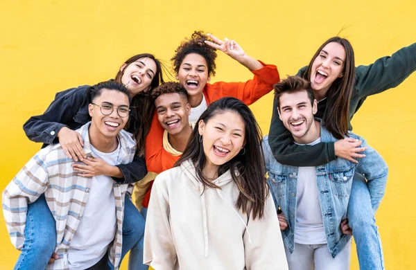 Multiraciale Studenten Die Plezier Hebben Buiten Begrip Jongerencultuur — Stockfoto