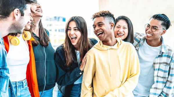 幸せな若い人たちは街の通りを歩いて笑う 大学キャンパスで外国語を話す留学生 — ストック写真