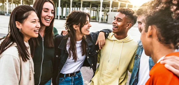 Přátelé Smíšených Ras Potloukají Ulici Skupina Teenagerů Kteří Oslavují Hlasitý — Stock fotografie