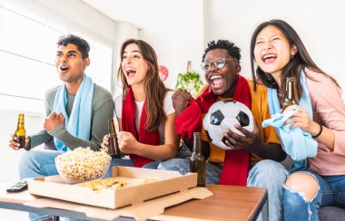 Futbol taraftarları golü birlikte kutluyor. Spor, eğlence ve arkadaşlık konsepti