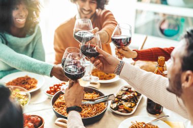 Bar restoranında öğle yemeği arası veren bir grup insan. Akdeniz yemeği yiyen kız ve erkeklerin yaşam tarzı konsepti
