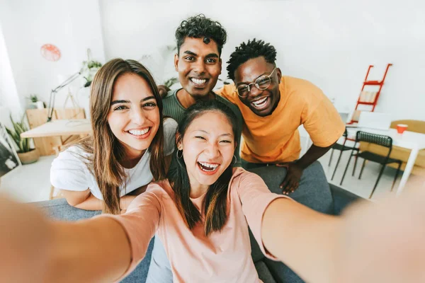 Multiraciale Gemeenschap Van Jongeren Die Samen Glimlachen Voor Camera Voordat — Stockfoto