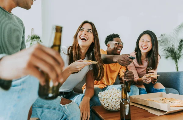 週末のホームパーティーを一緒に持つ多人種の陽気な若い人たち 大学の部屋で楽しく過ごしている幸せな学生 — ストック写真