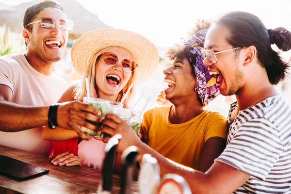 Jovens Divertindo Desfrutando Férias Verão Conceito Sobre Amizade Festa Formatura — Fotografia de Stock