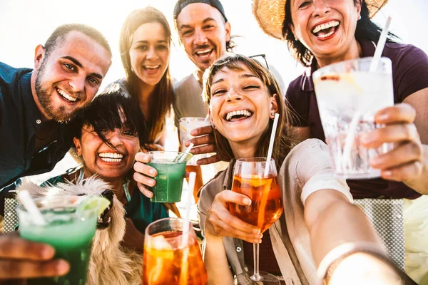 Szczęśliwi Ludzie Różnym Wieku Robią Sobie Selfie Trzymając Kieliszki Zewnątrz — Zdjęcie stockowe