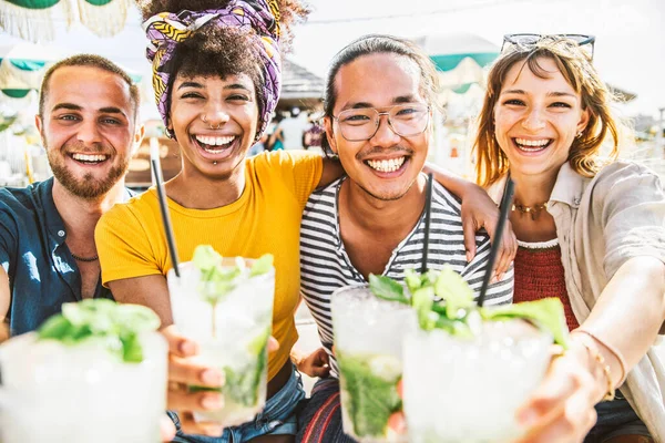 Multiraciala Vänner Har Roligt Tillsammans Dricka Happy Hour Utomhus Pub — Stockfoto