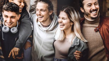 Mutlu arkadaşlar şehir caddesinde yürüyüş yapmanın keyfini çıkarıyorlar. Gençlik yaşam tarzı konsepti