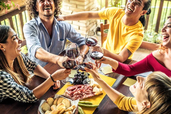 Multiracial Young People Lunch Having Fun Eating Bbq Food Gastronomic — Stock Photo, Image